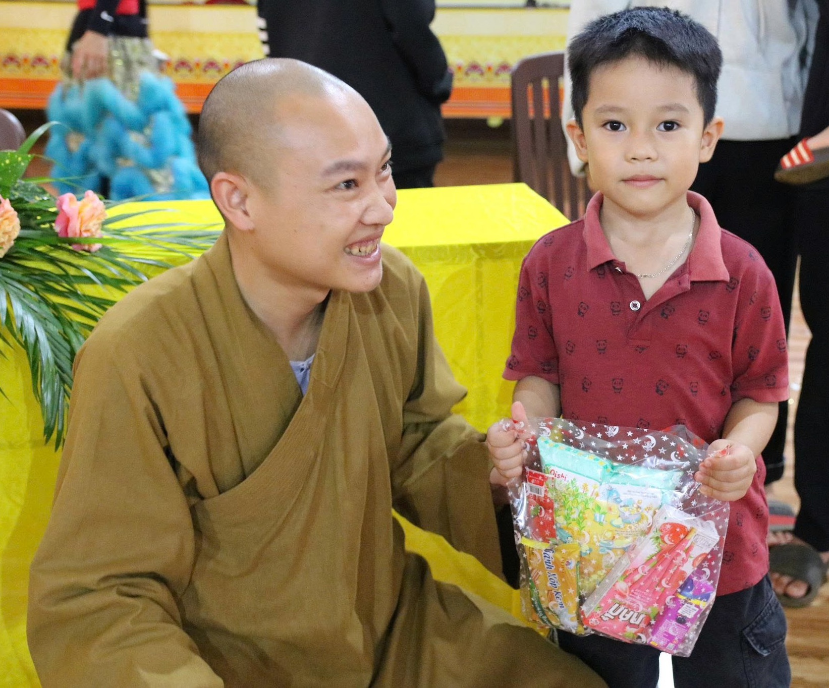 Chùa Hoa Nghiêm trao quà cho các em thiếu nhi